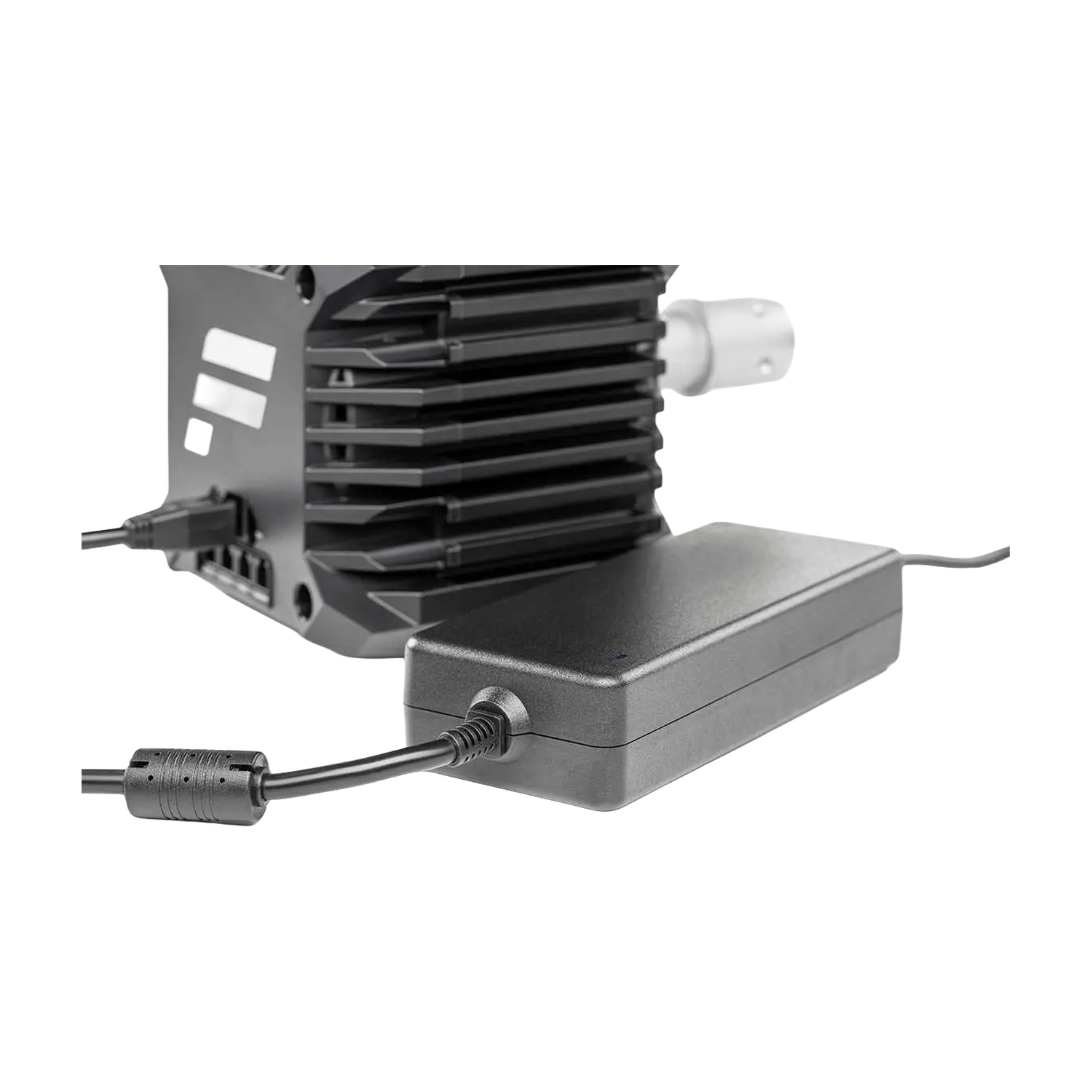 Zbliżenie zasilacza Boost Kit 180 podłączonego do bazy Fanatec CSL DD